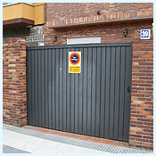 Puerta corredera fabricada con chapa Pegaso